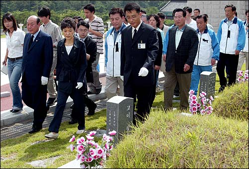 지난 2004년 8월 전남 구례에서 사흘간 의원연찬회를 마친 박근혜 한나라당 대표와 의원들은 광주 망월동 5.18묘지를 참배하고 헌화분향했다. 헌화분향을 마친 박근혜 대표와 김덕룡 원내대표, 의원들이 묘역을 둘러보고 있다. 